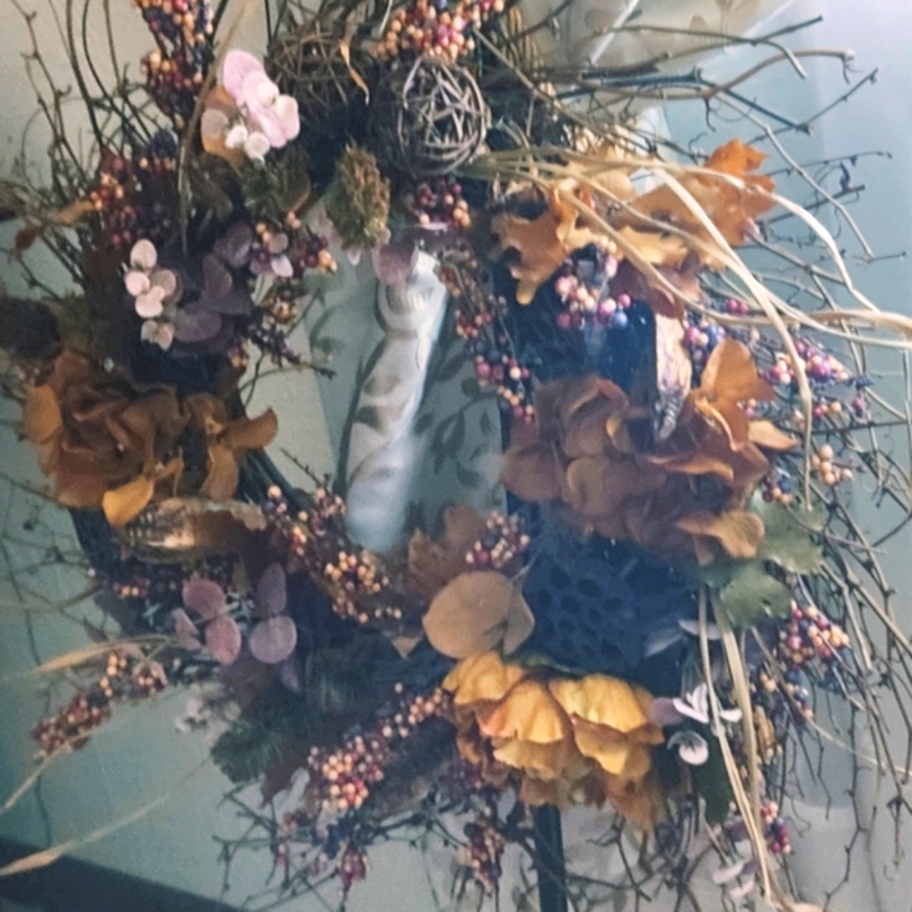 Elegant Autumn Floral Wreath with Mixed Hues